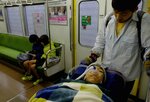人工呼吸器を使う筋ジストロフィー患者で１人暮らしを始めた植田さん（京都市南区）。地下鉄でヘルパーと買い物に出かける