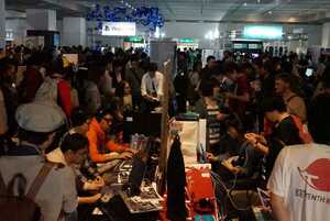 大勢の来場者で混雑するビットサミットの会場。国内最大級のインディーゲーム祭典として定着しつつある（２０１８年５月、京都市左京区・みやこめっせ）
