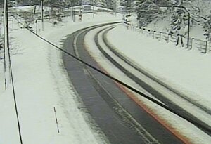 滋賀・岐阜県境を通る国道２１号の状況。記録的な大雪の中、除雪作業が続く（２月６日午後１時ごろ・滋賀県米原市、滋賀国道事務所提供）
