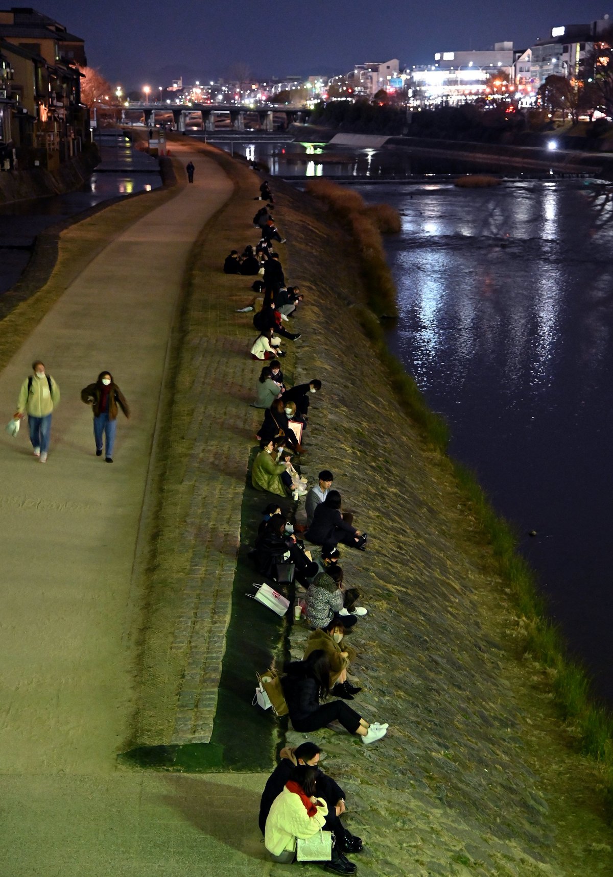 夜の京都・鴨川で2次会流行　飲食店時短「飲み足りない」、市は「感染の危険高い」