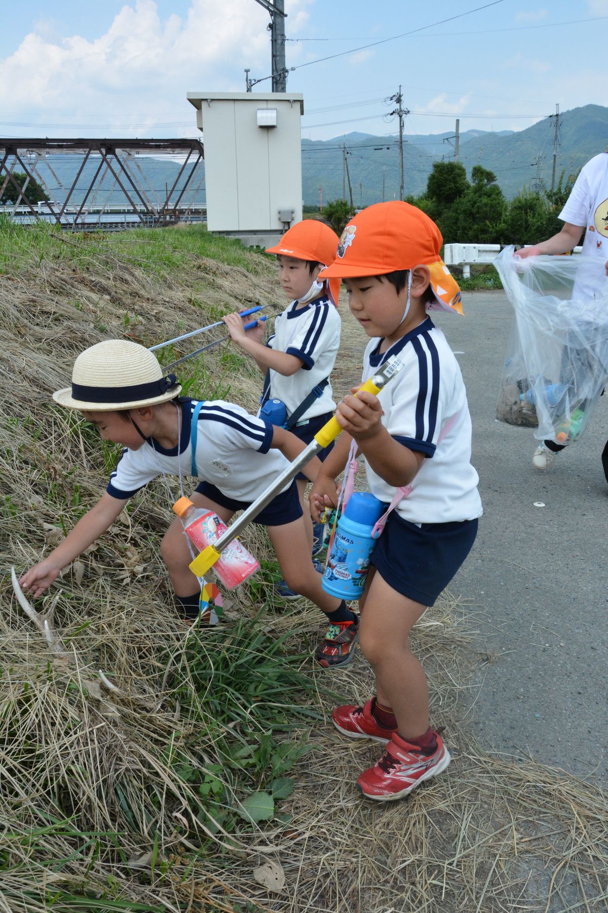 「なんで捨てるの」園児ら散歩のときにごみ拾い　京都・亀岡の公社が道具貸し出し開始