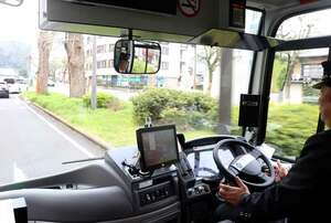 ハンドルやアクセル、ブレーキを自動で操作して走行するバス（２０１９年３月、大津市京町３丁目）