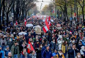 　オーストリア政府の新型コロナ規制に抗議し、ウィーン市内をデモ行進する人々＝２０日（ＡＰ＝共同）