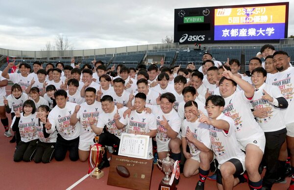 ２３年ぶりのリーグ制覇を果たし、記念Ｔシャツを着て記念撮影する京産大の選手たち
