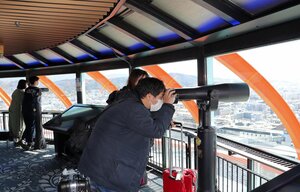 営業再開を受け、京都タワー展望室からの景色を楽しむ観光客ら（京都市下京区）