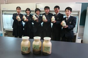 コーヒーかすを活用した菌床が入った容器を持つ生徒たち　　　　　　　　　　　　　　　　　　　　　　　（京都市西京区・桂高）