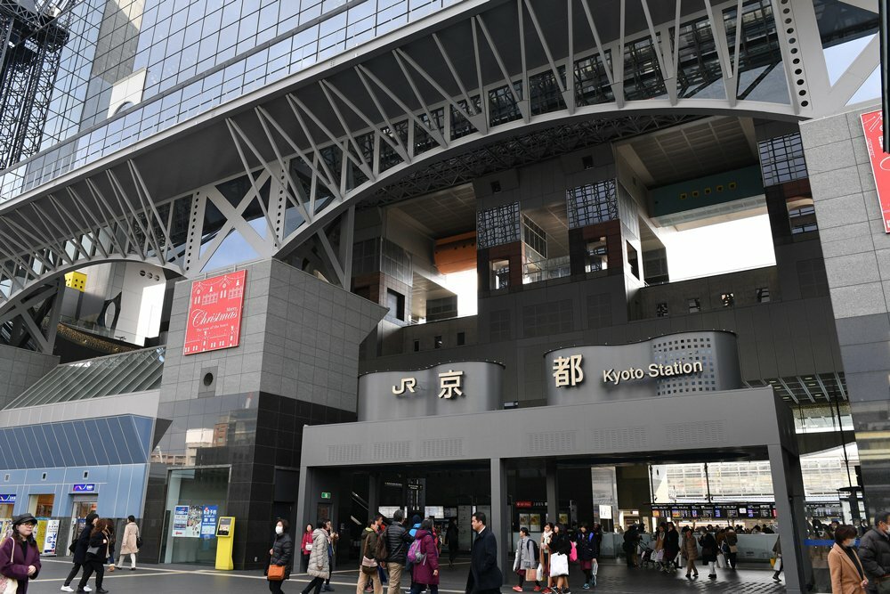 JR京都駅で線路枕木から煙　計12本運休、1万人超に影響