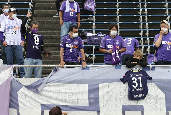 <div class="caption">試合終了後、ウタカと宮吉のユニホームを見せ、両選手を待つ広島のサポーター</div>