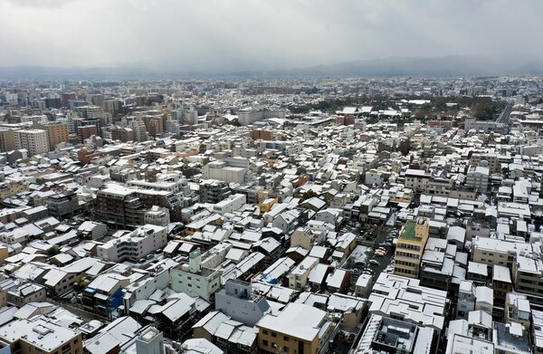 <div class="caption">雪に覆われた京都市街地（２１日午後０時５１分、京都市中京区・京都新聞社より小型無人機で西を望む）</div>