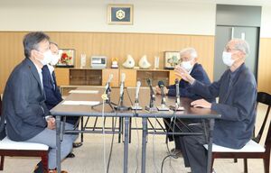 彦根城での早朝ラジオ体操を巡り、参加者代表の男性（右）らと面談する和田市長（左端）＝彦根市役所