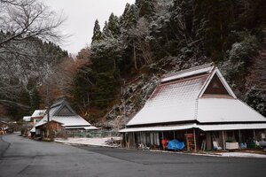 うっすらと雪化粧した山里の民家（12月2日午前6時40分、京都市左京区広河原）