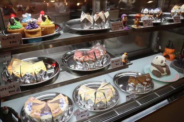 色鮮やかなケーキが並ぶショーケース（京都府福知山市、Captain T‘ｓ）