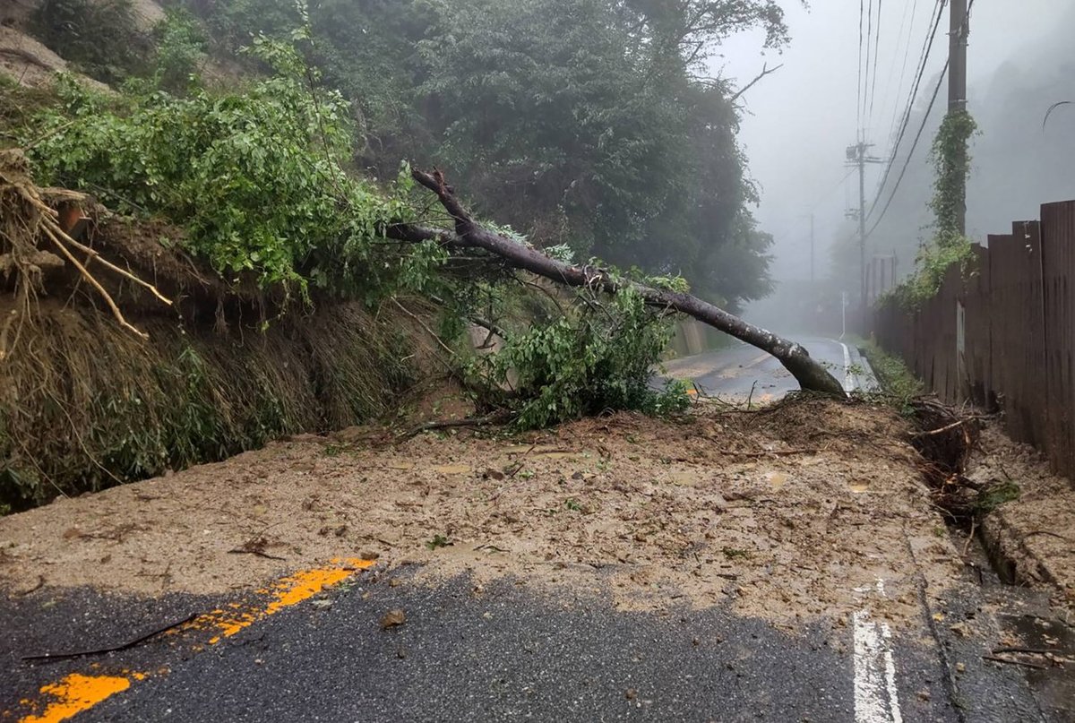 【大雨】山中越えで道路が15メートル陥没、通行止め　滋賀