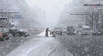 &lt;div class=&quot;caption&quot;&gt;雪が降るなか、ベビーカーを押して御池通を渡る人（２１日午前８時５８分、京都市中京区）&lt;/div&gt;