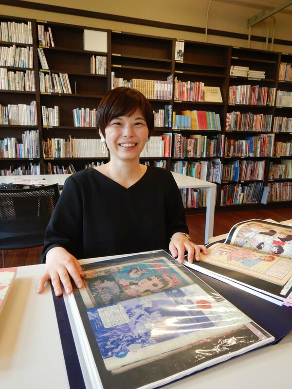 「漫画に描かれたファッションは今見てもおしゃれ」と話す倉持さん（京都市中京区・京都国際マンガミュージアム）
