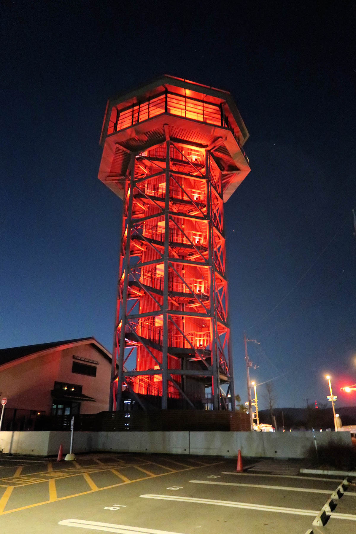 夜間外出自粛呼び掛ける「赤」　京都・八幡の展望塔、緊急事態解除までライトアップ