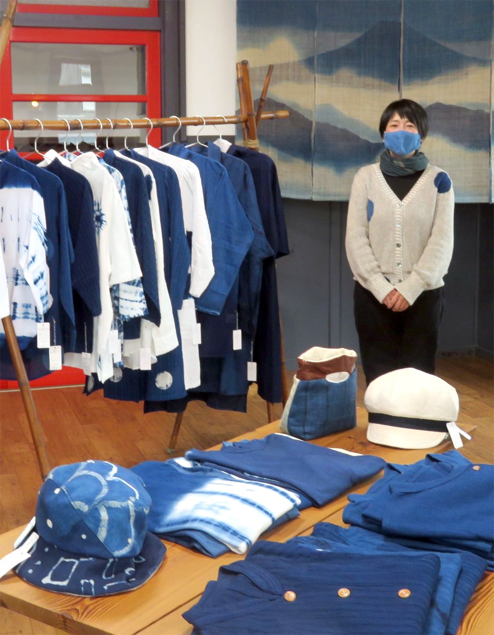 優しい色合い「琉球藍染め」楽しんで　滋賀、3兄弟と家族が作品展