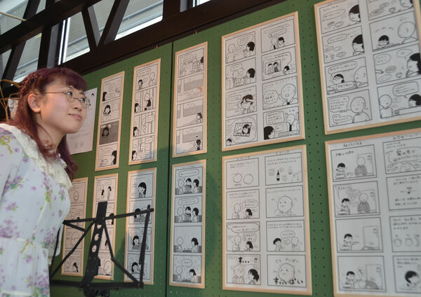 ほのぼの 年の差カップルの日常描く イラストレーターが作品展 社会 地域のニュース 京都新聞