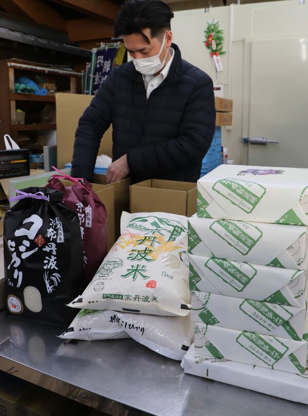 丹波くりの和菓子や地元の米などふるさと納税返礼品の箱詰め作業（京丹波町須知・町観光協会）