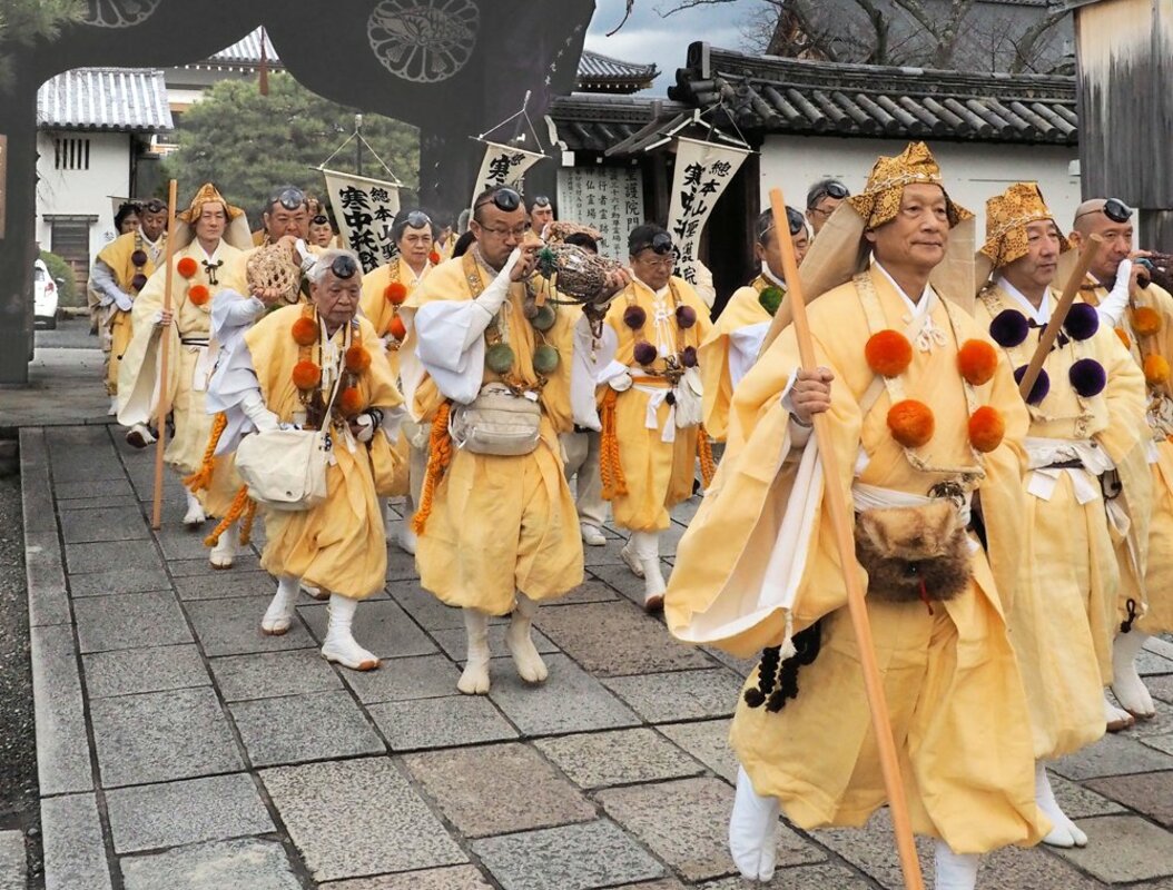 山伏姿の僧侶 ほら貝鳴らし街巡る 京都 聖護院 寒中托鉢 社会 地域のニュース 京都新聞