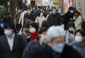 　マスク姿で東京・新橋を歩く人たち＝１８日午後