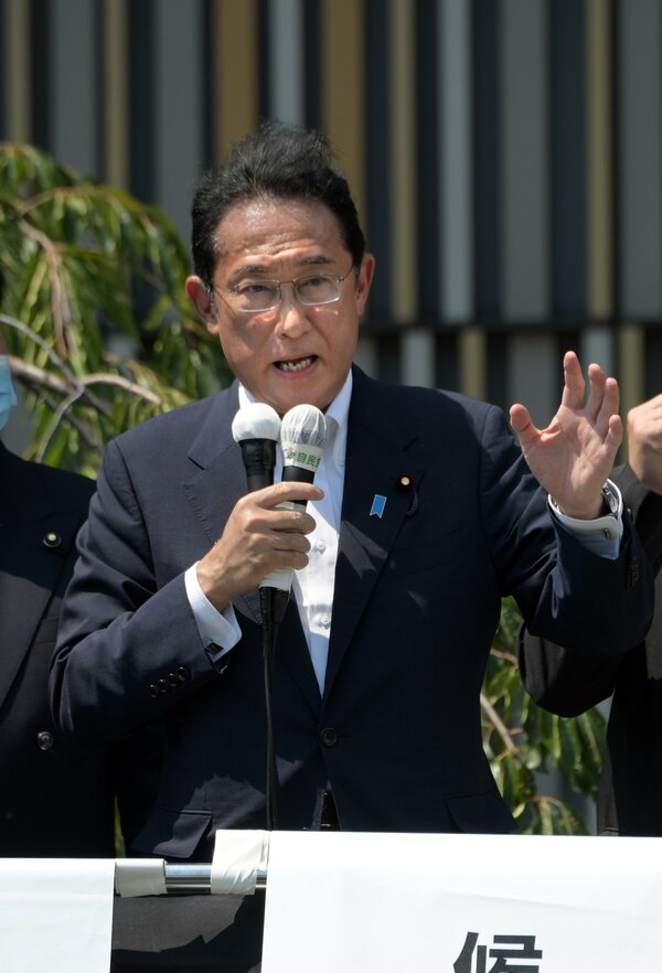 参院選の街頭演説で支持を呼びかける岸田首相（２日、京都市下京区）
