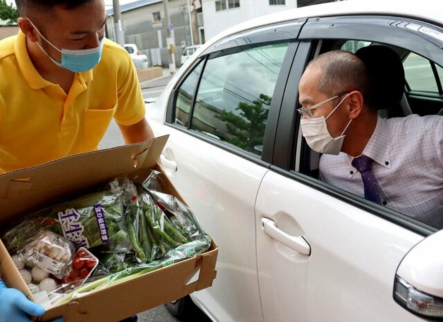 ドライブスルー八百屋が もったいない野菜セット コロナ禍の農家支援 在庫の酒も安く 経済 地域のニュース 京都新聞