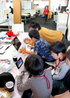 母親らが働くオフィスの一角で過ごす小学生ら（京都市下京区・ウエダ本社）