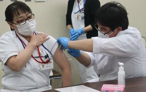 ３回目のワクチン接種を受ける舞鶴医療センターのスタッフ（舞鶴市行永）