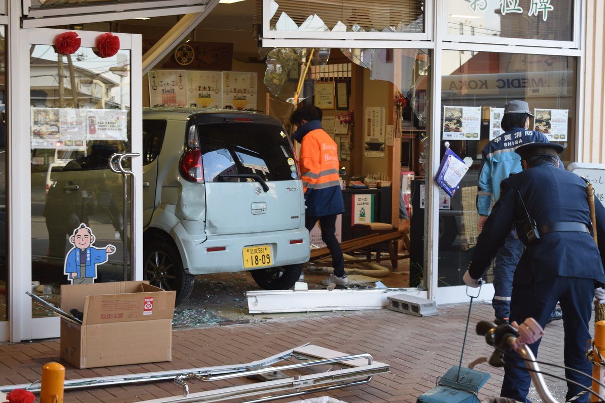 仏壇店に酒気帯び車突っ込み2人負傷　運転の57歳女を現行犯逮捕　滋賀・甲賀