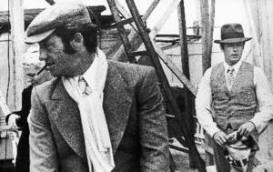　映画「ボルサリーノ」を撮影中のフランスの俳優ジャンポール・ベルモンド氏。右はアラン・ドロン氏＝１９６９年（ＡＰ＝共同）