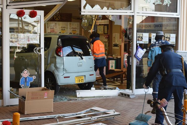 仏壇販売店に突っ込んだ車（１８日午後２時５０分、甲賀市水口町本綾野）