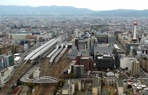 北陸新幹線の延伸に伴い、他の鉄道との結節を考慮して地下に新駅の建設が想定される現京都駅の周辺（２０１８年１１月２１日）＝小型無人機から