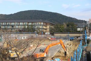 ２０２４年の開業が予定される「シックスセンシズ京都」の建設現場。近くにも複数の高級ホテルが建っている（京都市東山区）