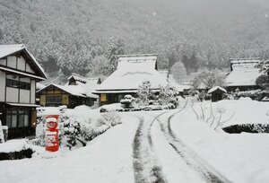 京都府の山間部では既に積雪が増えている（12日午前、京都府南丹市美山町・かやぶきの里）
