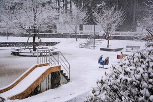 真っ白に雪化粧した児童公園（20日午後５時５分、京都市北区西賀茂）