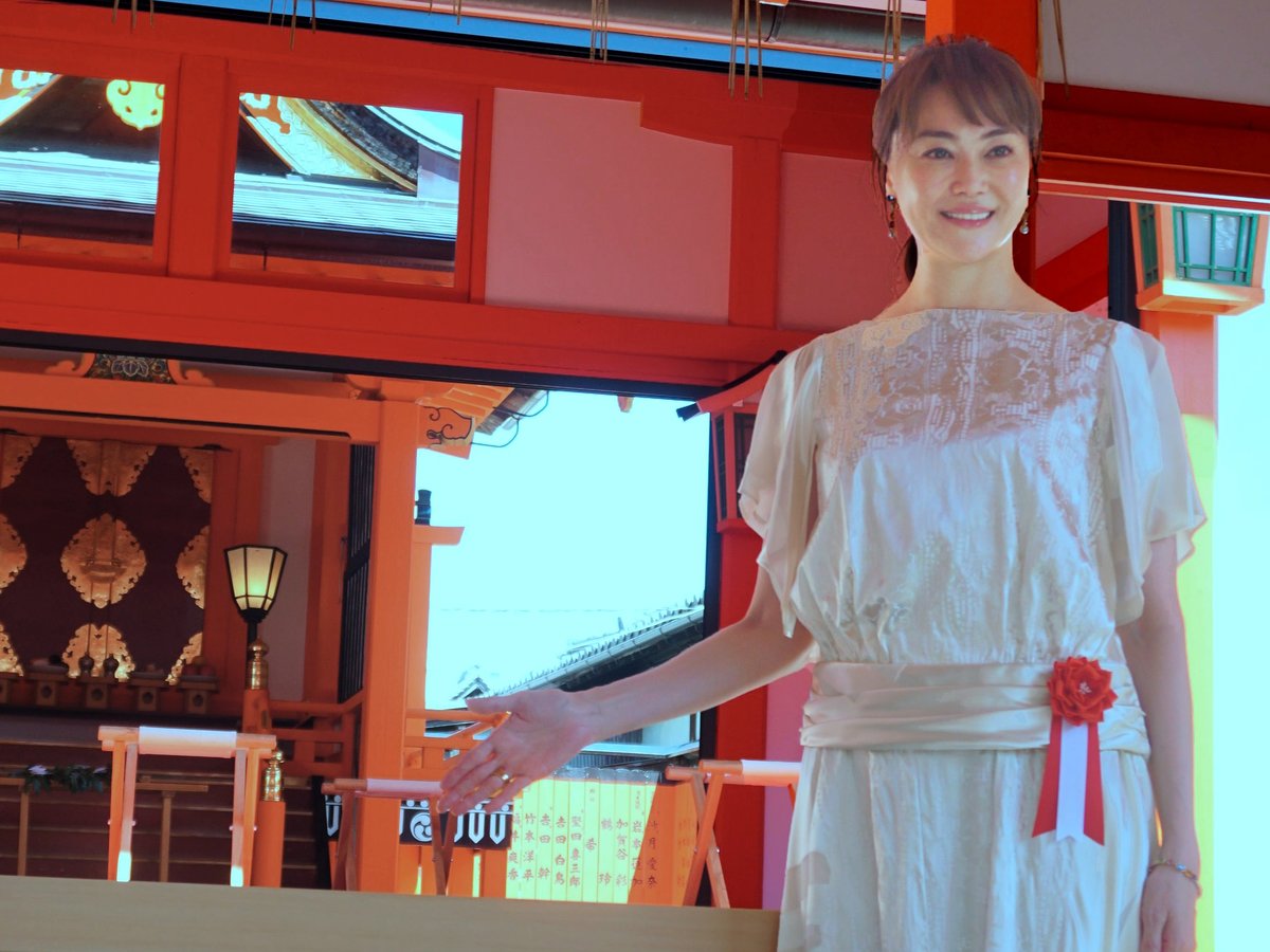 観月ありささん「いいことがありますように」さい銭箱奉納　京都・車折神社