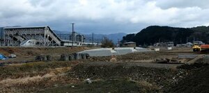 橋上駅に改築されるＪＲ八木駅舎（左）と開発が進む西側区域（京都府南丹市八木町）