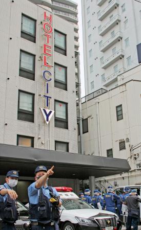 男女２人が刺された東京都立川市のホテル＝２日午前