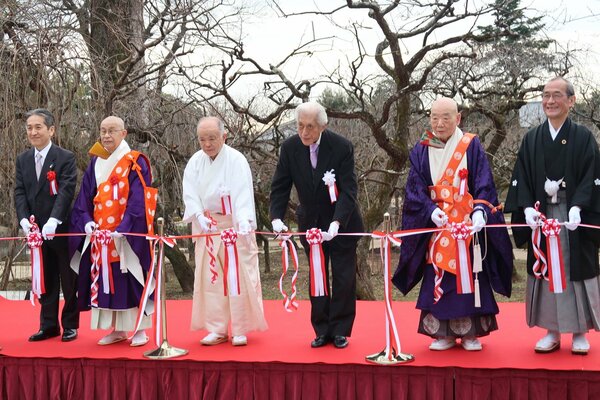 「雪月花の三庭苑」の再興をテープカットで祝う３社寺の代表ら（京都市上京区・北野天満宮）