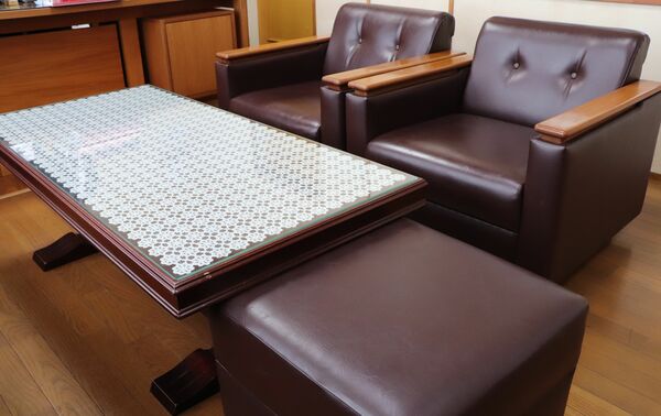 現在町長室で使われている応接用のソファとテーブル（京丹波町蒲生・町役場）