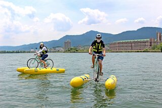 自転車で湖上お散歩 運動不足も吹っ飛ばせ 琵琶湖観光盛り上げ 観光 地域のニュース 京都新聞