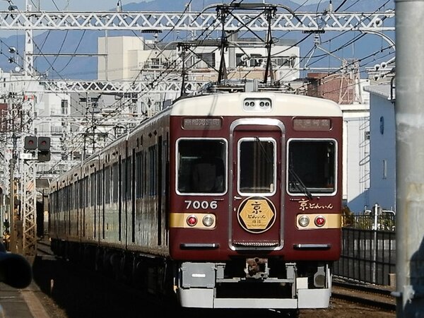 【資料写真】阪急電鉄が京都線で運行する「京とれいん」