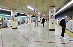 新型コロナウイルスの緊急事態宣言が発令され、閑散とする地下鉄京都駅。乗客数減は経営を直撃した（２０２０年４月２４日撮影、京都市下京区）