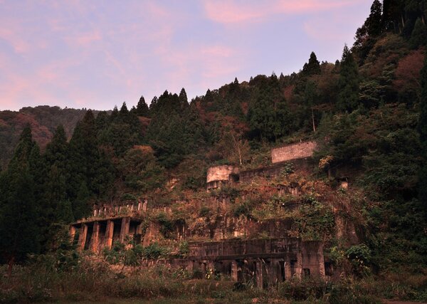 山腹に残る土倉鉱山の選鉱場跡が夕映えに染まる（２０１９年１０月）