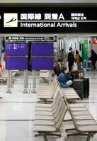 　成田空港の国際線到着ロビー。政府は全世界を対象に外国人の入国を禁止すると発表した＝２９日夜