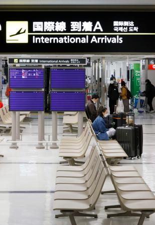 成田空港の国際線到着ロビー。政府は全世界を対象に外国人の入国を禁止すると発表した＝２９日夜
