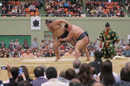 救命中 女性は土俵から下りて 大相撲巡業 市長倒れ 社会 地域のニュース 京都新聞