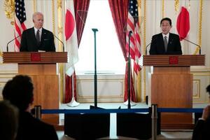 　首脳会談を終え共同記者会見する、岸田首相（右）とバイデン米大統領＝２３日午後、東京・元赤坂の迎賓館（ＡＰ＝共同）