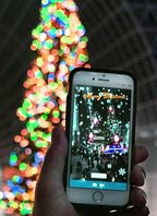 クリスマスツリーにカメラをかざすと、サンタクロースが登場するアプリ（下京区・京都駅ビル室町小路広場）